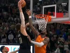 起飞！大洛佩兹空切接霍勒迪传球 单臂隔扣艾顿！