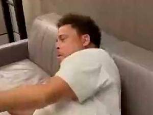 可爱！大罗做完核酸检测痛苦掩面