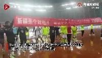 新疆队赛后拉横幅向球迷致谢：新疆是个好地方