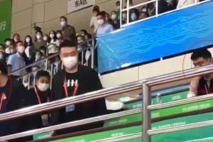 姚明和郭士强现场观战辽宁vs浙江男篮半决赛