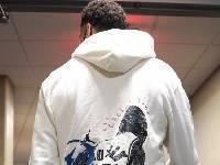 致敬Goat！拉文身穿乔丹印花卫衣入场