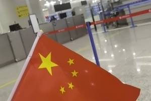 安全抵达上海，尹鸿博晒国旗照：回家了