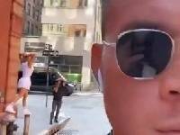 格里芬调侃路人街拍：模特站在消防栓上 城市重新快乐起来了
