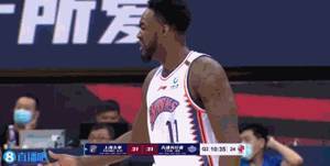 这……天津队中锋潘宁毫无干扰情况下扣篮脱手