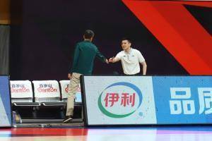 🎥郭士强观看辽宁训练 赛前与杨鸣握手交流