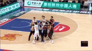 江苏VS深圳比赛发生冲突 贺希宁被直接驱逐