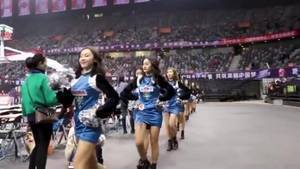 美女如潮！深圳男篮拉拉队出场瞬间