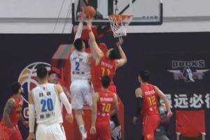 沈梓捷篮下再次大帽前队友李慕豪 随后贺希宁反击上篮打三分
