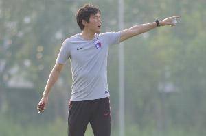 记者：前天海主帅朴忠均离开越南队教练岗位，返回河内俱乐部