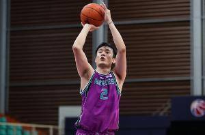 可圈可点！丁彦雨航半场8投4中得到12分5篮板3助攻