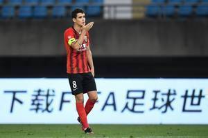 粤媒:申花没派专人“照顾”奥斯卡,且盯人手段缺乏足够执行力