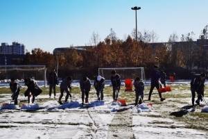 不畏严寒、团结协作，津门虎全队清理训练场积雪