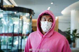 男篮集训队成员今日分批抵达训练基地 沈梓捷颈托抢镜