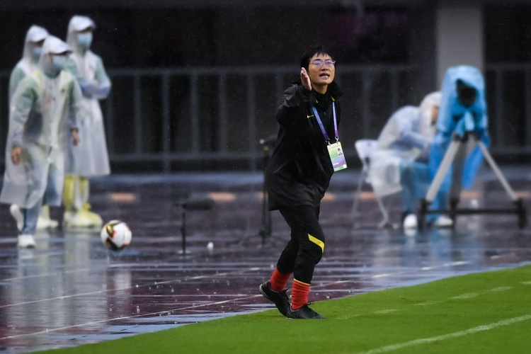 水庆霞谈17岁转型踢足球:当时颠球都不会 但骨子里有不服输的劲