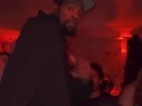 🎥气质！杜兰特现身经纪人克莱曼的生日派对
