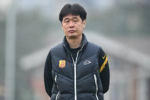 记者：李霄鹏当初竞聘时一度排第一，但因足协杯0-3输球无缘帅位