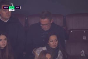 曼联离奇丢球后，镜头给到看台上的朗尼克