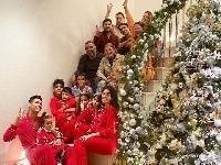 C罗发推晒与全家人的圣诞合影：衷心地祝大家圣诞快乐！🎅🏻