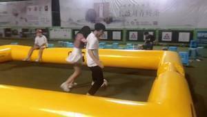 弟弟是这么欺负不会踢球的姐姐...