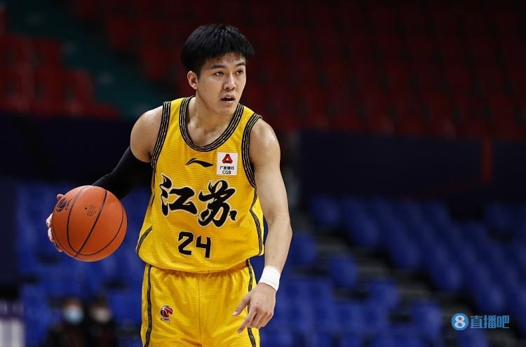 命中扳平三分！黄荣奇20投7中得25分7篮板11助攻2抢断
