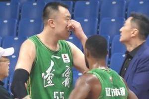 记者关辛晒视频：辽粤冲突后 杜锋上前安抚韩德君