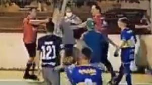 🔫敢不敢还手？巴西一球赛裁判掏出手枪并殴打球员【附视频】
