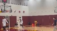 🎥练练！训练结束之后 恩比德和哈登1V1单挑