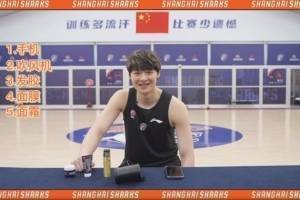 精致男孩！王哲林晒出行必备五件套：手机 吹风机 发胶 面膜 面霜