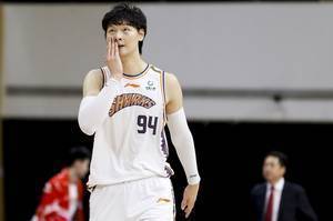 不落下风!王哲林斩获28分17板1断3帽 奥卡福得到13分12板2助
