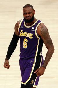詹姆斯成NBA历史首位35周岁后还能单赛季多次砍下50+的球员！