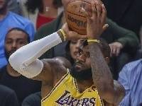 詹姆斯生涯防守篮板超越穆托姆博 升至NBA历史第12位！