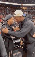 足坛名宿小罗现身猛龙主场观战NBA 巴特勒化身迷弟上前致意合影