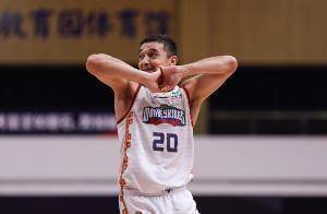 西热力江直播中回应球迷：广厦夺冠的话 我来给你洗脚