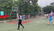 这美女裁判好像有点不知所措