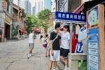 邹阳微博晒与女友苏源圆同游重庆照：想你的风还是吹到了重庆
