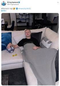 五子登科后的躺平😴？哈兰德晒惬意午休照，手抚欧冠比赛用球