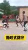 真撕咬式防守！男生球场打球突破时&ldquo;惨遭&rdquo;狗狗偷袭~