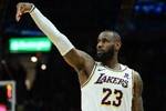 王猛：老詹是NBA里最老的 啥都见过啥都会 还仍旧有劲儿 太厉害了