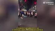 东决场外对决开始！尼克斯球迷以多欺少 用垃圾砸哈利伯顿球迷
