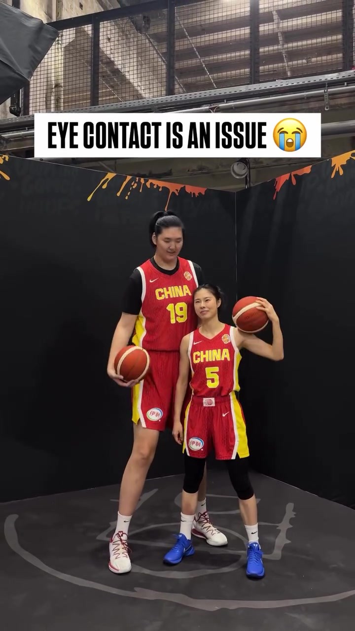 最萌身高差！😃中国女篮拍摄世界杯定妆照：张子宇&王思雨出镜