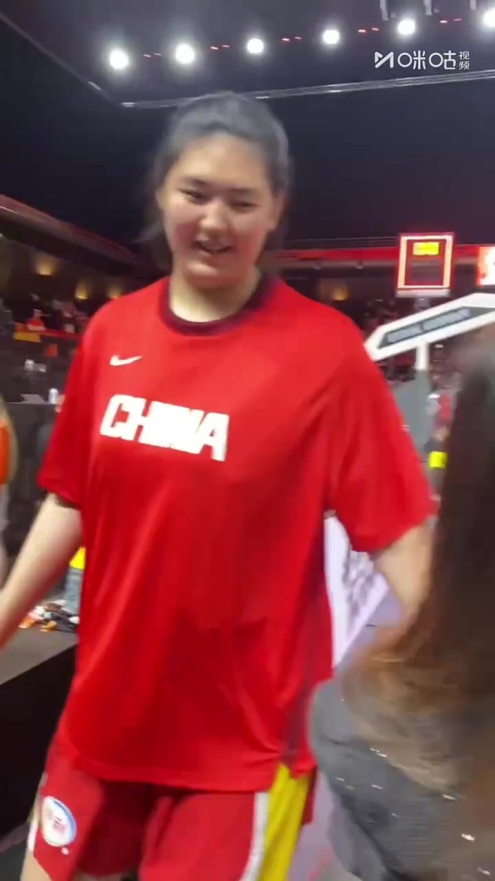 赛后杨健忍不住称赞杨舒予：太牛了！隋菲菲拥抱姑娘庆胜！